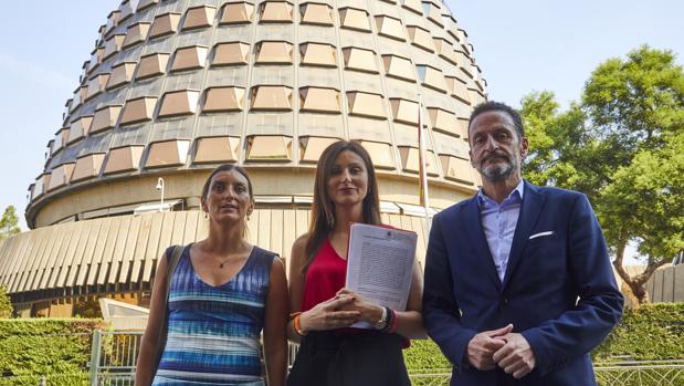 Giménez, Roldán y Bal, tras presentar el recurso ante el Tribunal Constitucional